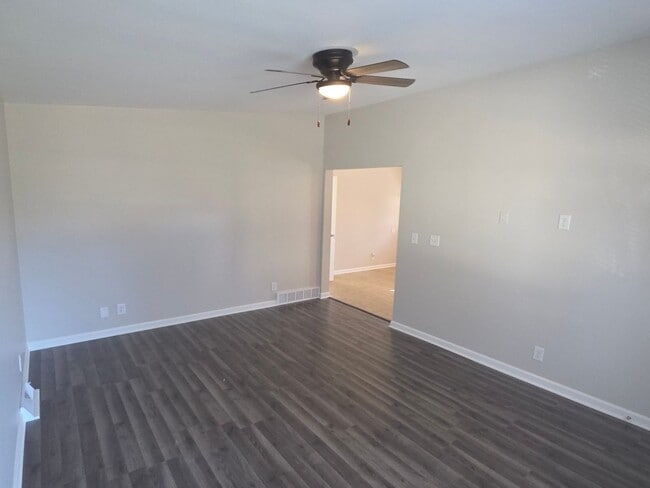 Building Photo - Southside Kenosha 4 bedroom