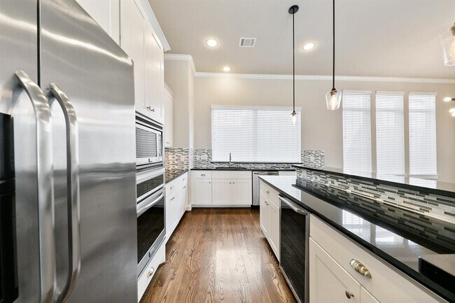 Building Photo - 5521 Larkin St