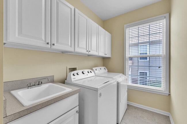 Building Photo - 2950 Hunley Dr