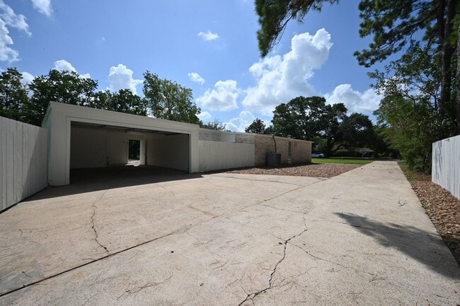 Building Photo - 14420 Westway Ln