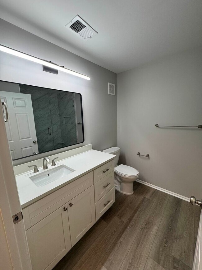 Building Photo - Beautifully Updated 1st Floor One Bedroom Condo at The Reserve at Woodbridge-Near Shopping & Medi...