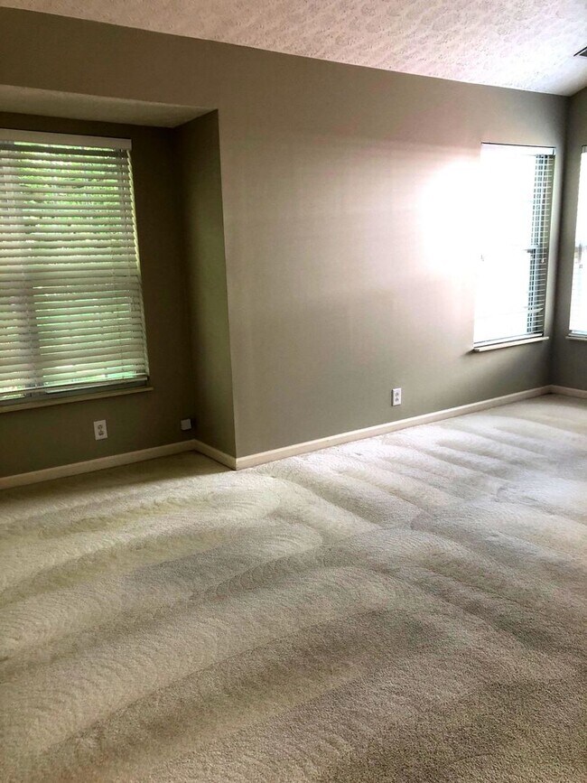 Building Photo - 4-Bedroom Home in Hendersonville!