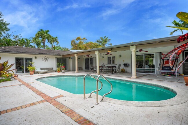 Building Photo - 15280 SW 72nd Ave