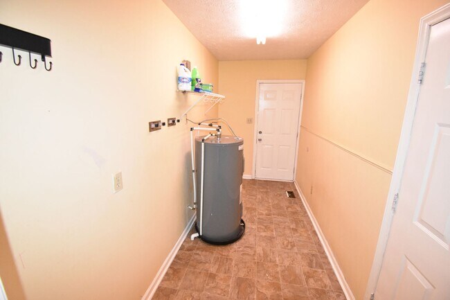 Building Photo - 957 Kennesaw Dr