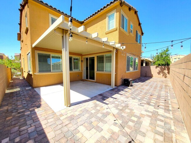 Building Photo - 4 Bedroom House with Community Pool, Baseb...