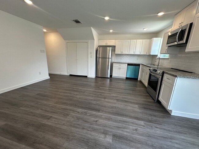 Building Photo - For Lease | 3 Bed, 2 Bath | 1,150 Sq Ft | ...