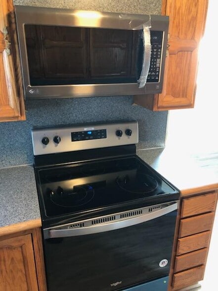 new stove and microwave - 119 Fairview St.