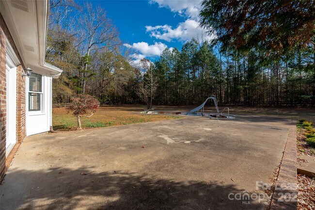 Building Photo - 4601 Linda Kay Dr