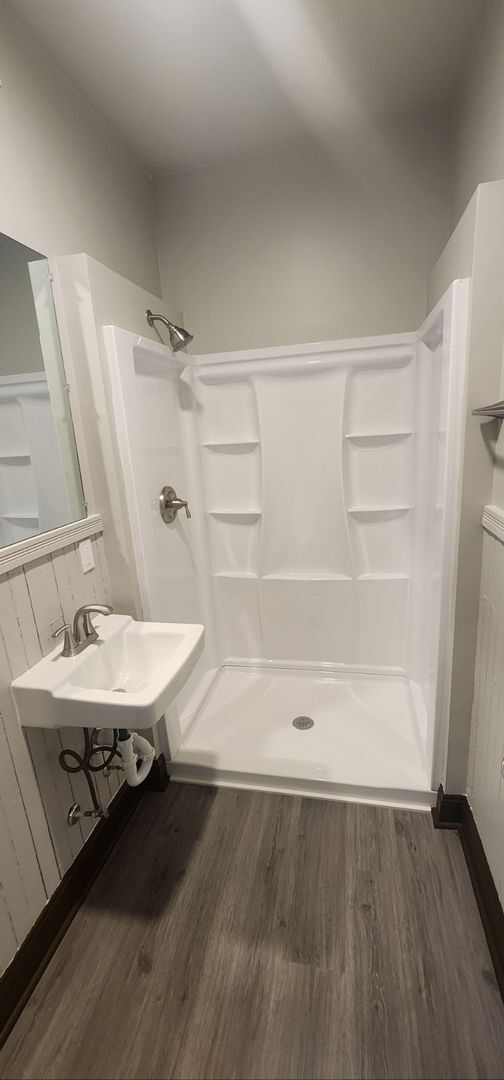 Building Photo - Newly Renovated 2 bedroom/1 bath Apartment!