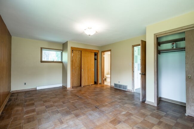 Building Photo - Come home to the serenity of Mequon-Thiensville