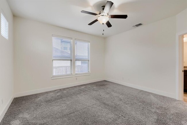 Building Photo - 401 Parkline Dr