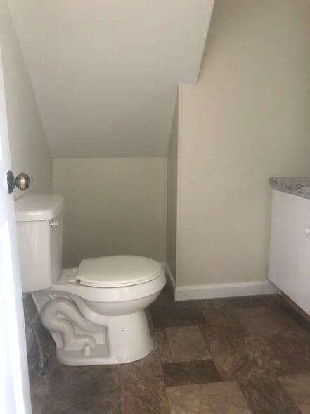 1/2 bath - 89 Congress St