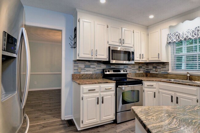Building Photo - Renovated and Updated Woods of Tabb Home
