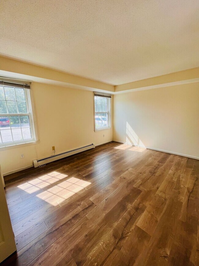 Building Photo - Two Bed, Two Full Bath Condo in Portsmouth...