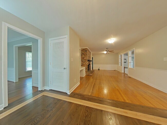 Building Photo - 239 Rainier Dr