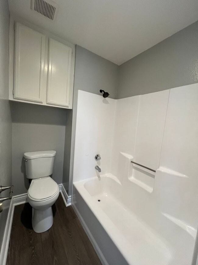 Building Photo - Tri-Level 2bed 2bath Huntington  Beach Home