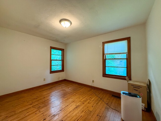 Building Photo - 325 4th St