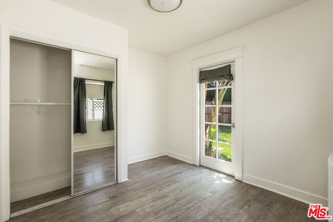 Building Photo - 1553 N Stanley Ave