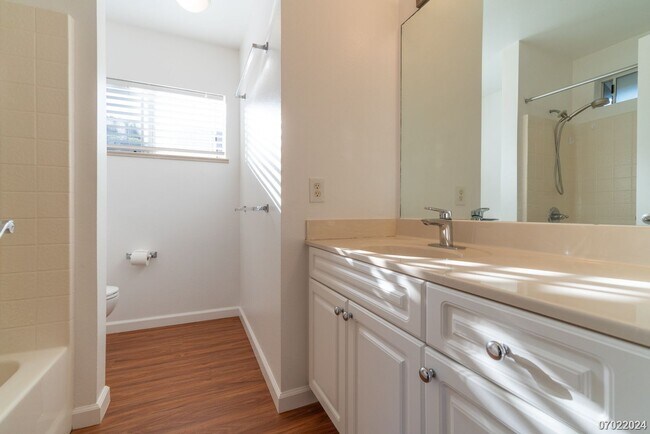 Building Photo - Immaculate 3bd/2.5 SF Home With Upstairs O...