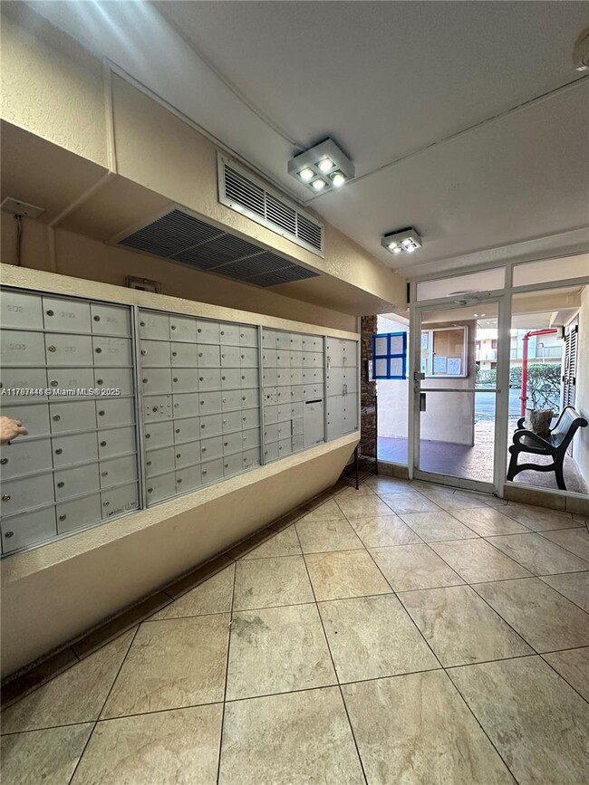 Building Photo - 3301 N Country Club Dr