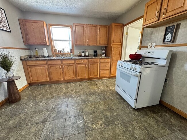 Building Photo - 2 bed, 1 bath home for rent in Waterloo