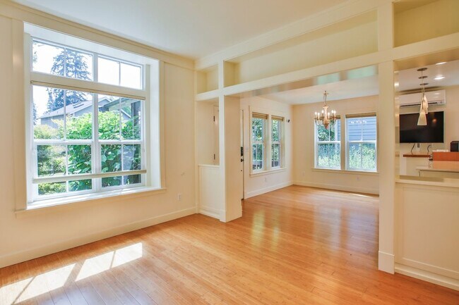 Building Photo - Lovely Cottage Home and Property Located in The Highlands in Langley!