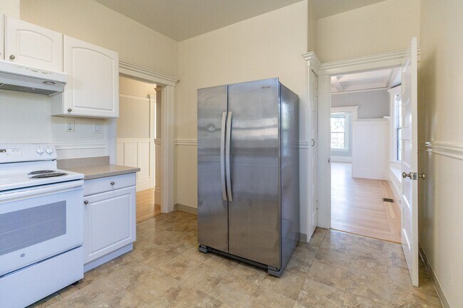 Building Photo - Large updated 2 bedroom, walk to Downtown,...
