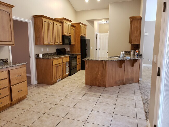 Building Photo - Beautiful 4 bed 2 bath home with 3 car gar...