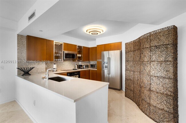 Building Photo - 10 Venetian Way