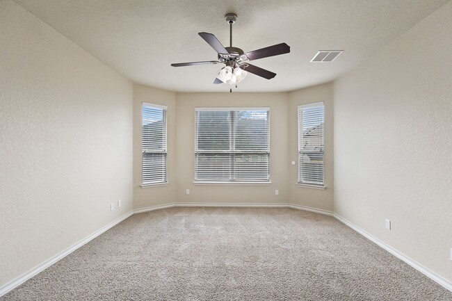 Building Photo - 5 Bedroom/3.5 Bath Saddle Creek Subdivision