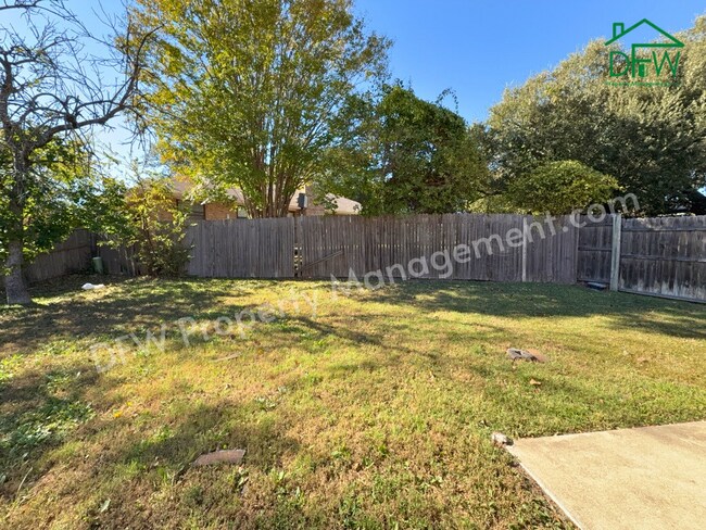Building Photo - Charming 3BR Home for Lease with Spacious Backyard in Fort Worth