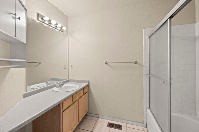 Building Photo - 977-979 Columbine Ave