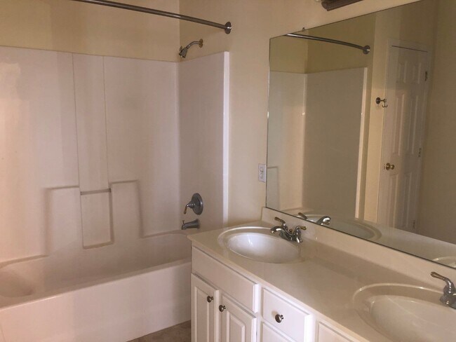 Building Photo - Great Home For Rent in Bellevue!