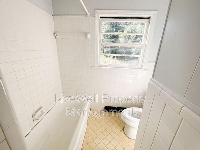 Building Photo - 1005 Cook Dr