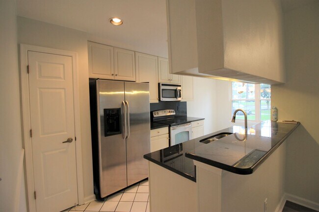 Building Photo - Maintenance free 2 bed and 2 bath condo in award winning golf course community of Kiln Creek