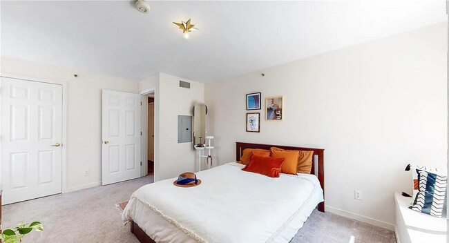 Building Photo - "Charming 1-Bedroom Condo with Mountain Views & Pool in Prime Boulder Location!"