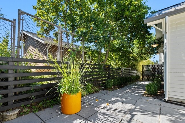 Building Photo - 2Bd/1Ba Seattle Duplex
