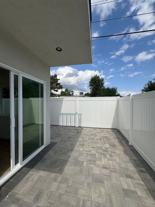 Building Photo - Spacious 1000 Sq. Ft. First-Floor Back ADU...