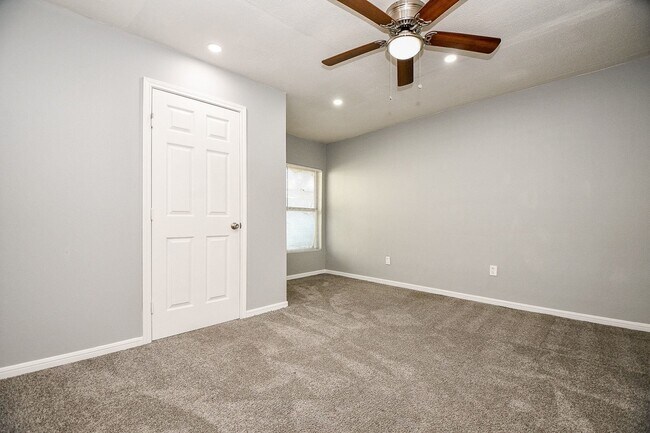 Building Photo - 8308 John St