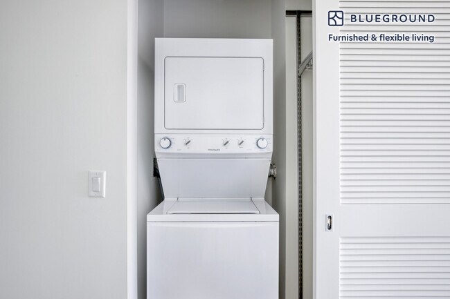 Building Photo - 165 North Des Plaines Street-SI FL12-ID748