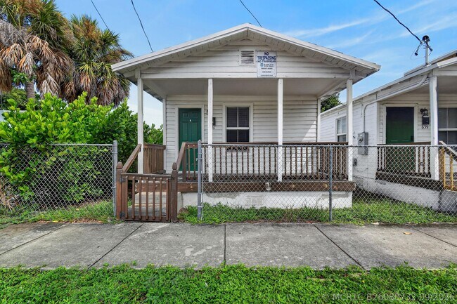 Building Photo - 639 6th St
