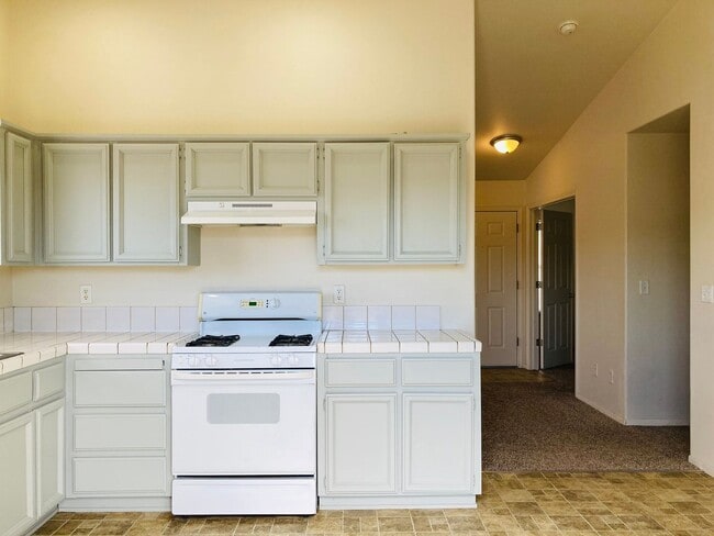 Building Photo - Charming 3 Bedroom