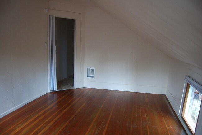 Building Photo - BEL307