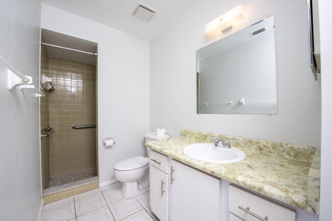 Building Photo - Cute 4/2 House In Buenaventura Lakes for Rent