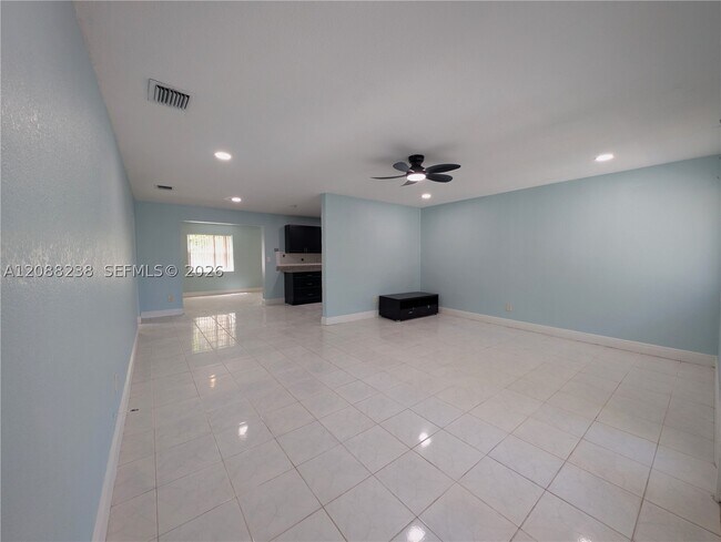Building Photo - 2912 Sunshine Blvd