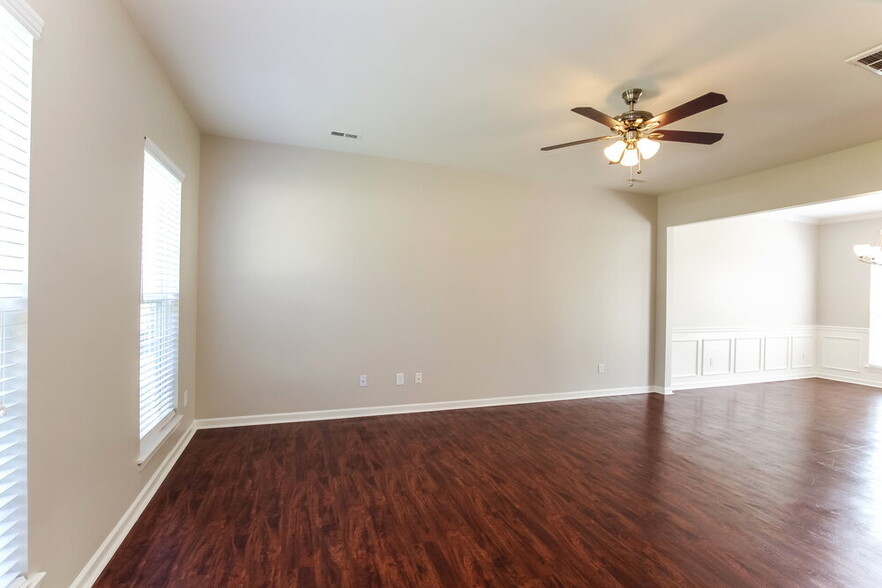 Building Photo - 8729 Rozumny Dr