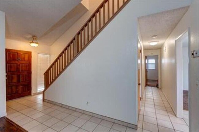 Building Photo - 2768 Saratoga Ave