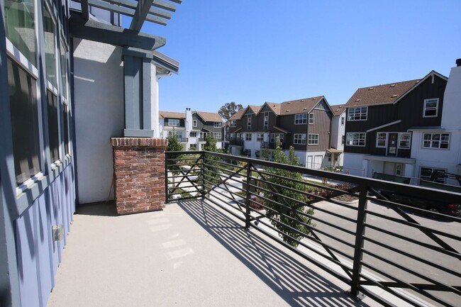 Building Photo - Modern Farmhouse Style Townhome 4 bed 3.5 ...