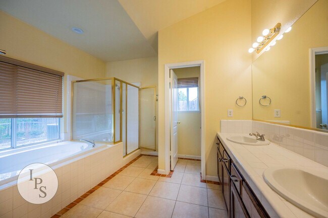 Building Photo - SOLAR!!!!  Fresno NorthEast Home, 4BR/2.75...