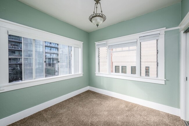 Building Photo - Spacious 1 Bed 1 Bath with Balboa Park Views